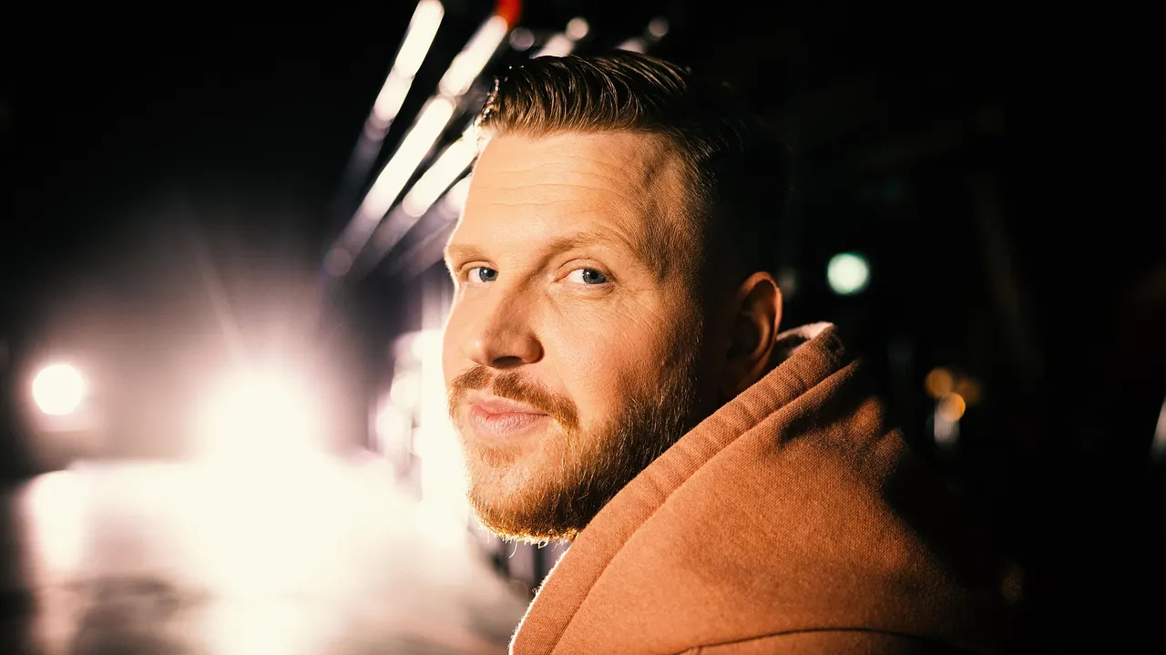 FiNCH – ehemals FiNCH ASOZiAL Rapper FiNCH schaut über die Schulter lächelnd in die Kamera. - Foto: RTL / Boris Breuer