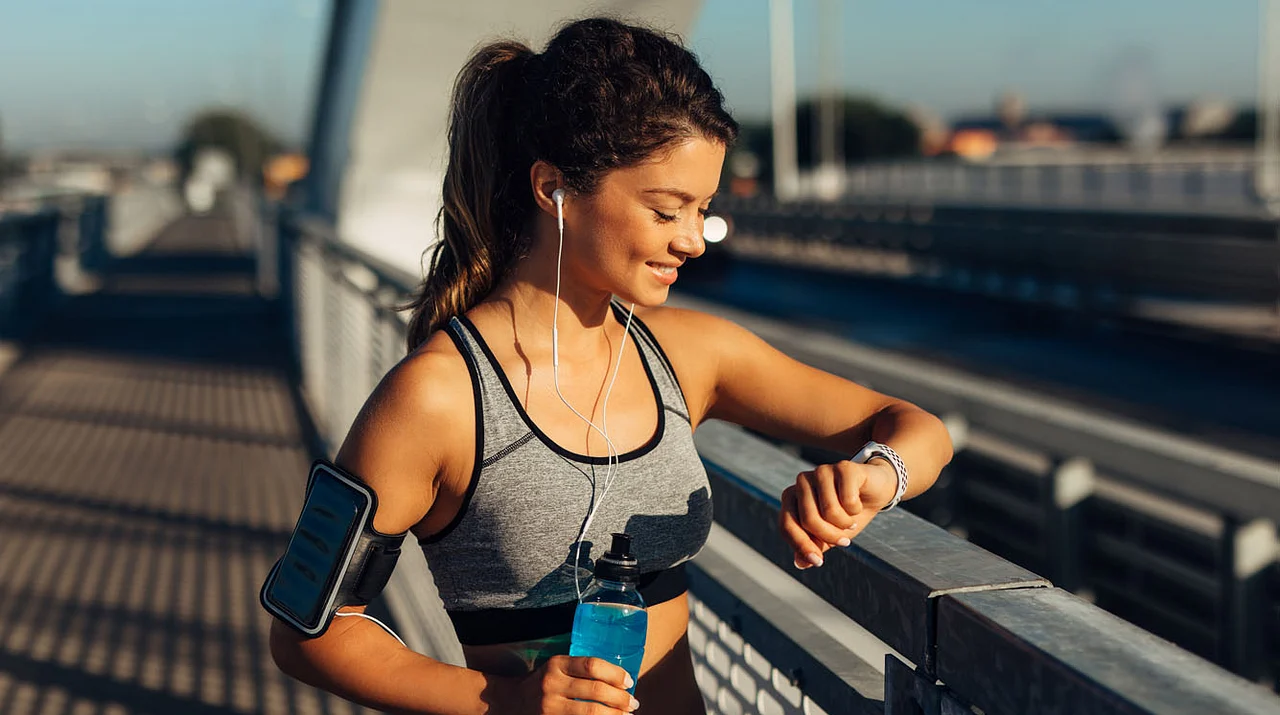 Fitness Tracker an einer Frau Fitness Tracker an einer Frau - Foto: iStock/Wearable