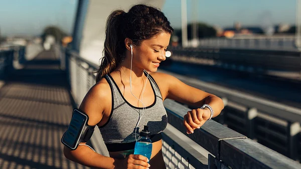 Fitness Tracker an einer Frau