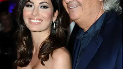 Prominente Paare mit großem AltersunterschiedFrauenheld Flavio Briatore (61) hat sich wohl einer der heißesten Frauen geangelt. Seit 2008 ist Flavio mit dem italienische Model Elisabetta Gregoraci (31) verheiratet. 2010 kam sogar Söhnchen N