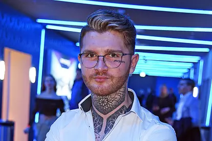 Kevin Platzer "Flocke" guckt ernst in die Kamera, passend zur aktuellen Lage: Denn erhebt schwere Vorwürfe gegen einen Sommerhaus-Kandidaten!