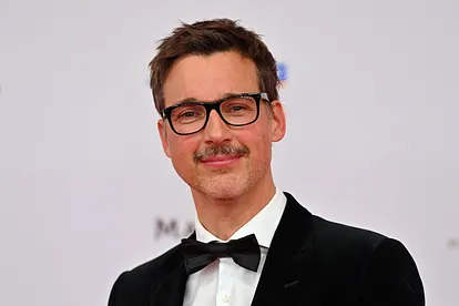 Florian David Fitz lächelt entspannt in die Kamera. Bei "LOL" war er allerdings nicht ganz so ruhig.