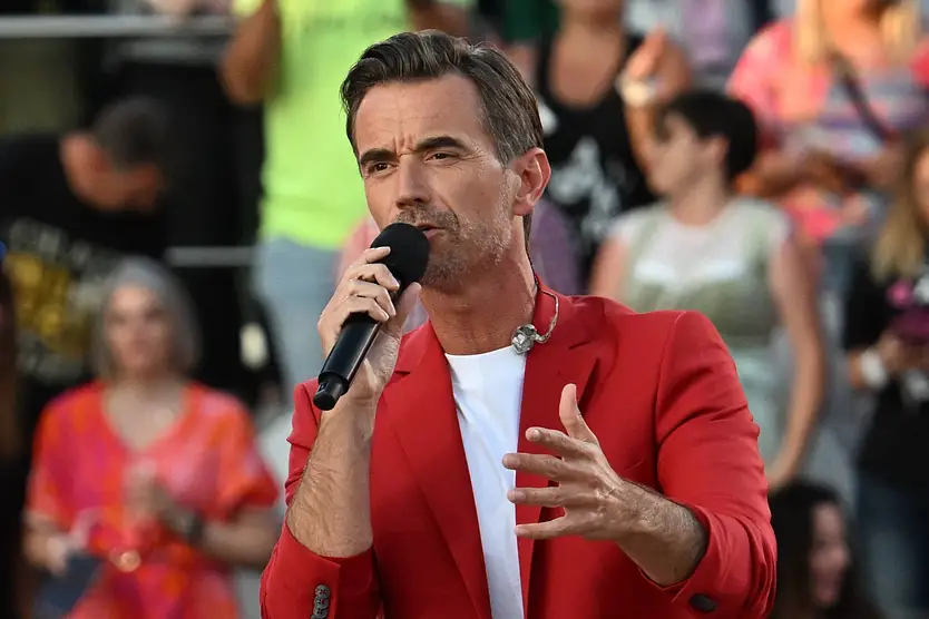 Florian Silbereisen beim Schlagerbooom Open Air 2025. Er singt ins Mikrofon.