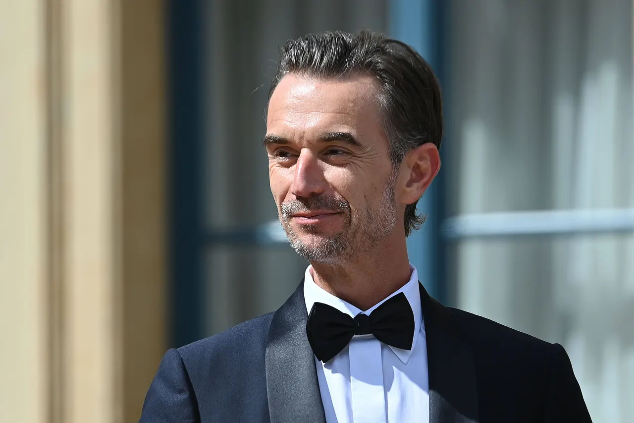 Florian Silbereisen schaut zur Seite und hat ein winziges Lächeln im Gesicht.