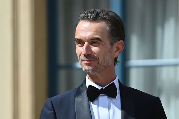 Florian Silbereisen schaut zur Seite und hat ein winziges Lächeln im Gesicht.