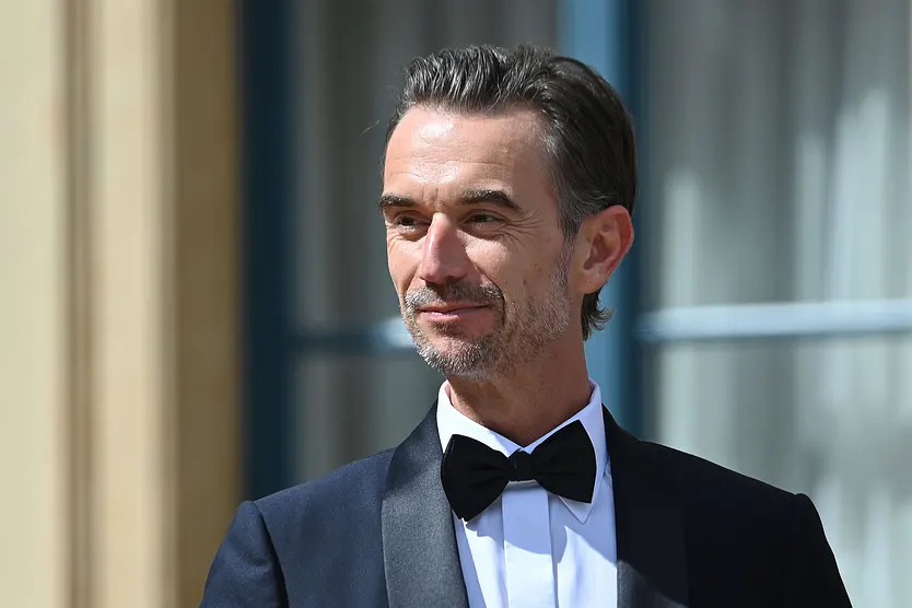 Florian Silbereisen schaut zur Seite und hat ein winziges Lächeln im Gesicht.