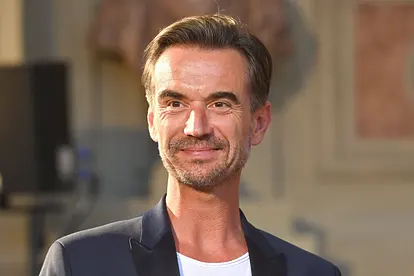 Florian Silbereisen blickt in Richtung Kamera und lächelt dabei ein wenig.