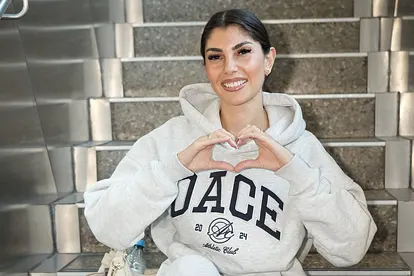 Yeliz Koc kann wieder lächeln, denn ein neuer "Forsthaus Rampensau"-Partner soll gefunden worden sein. Das Bild zeigt sie im Hoodie, wie sie ein Herz mit ihren Händen formt.