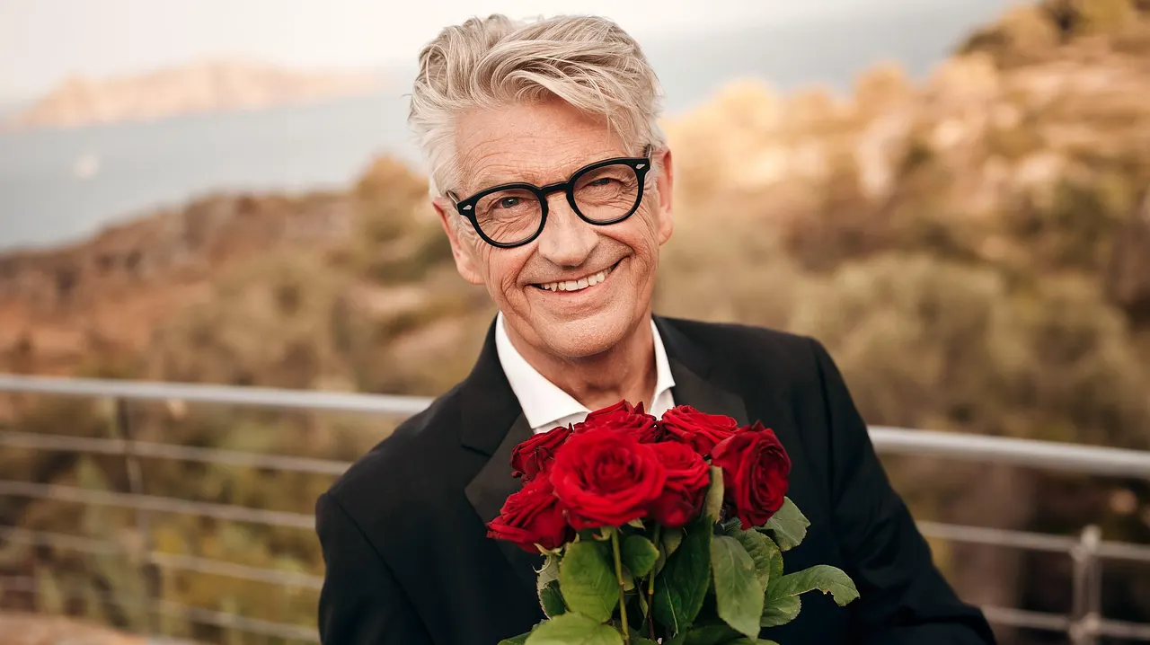 Franz Stärks Finalistinnen Franz Stärk hält einen Strauß Rosen in der Hand - Foto: RTL