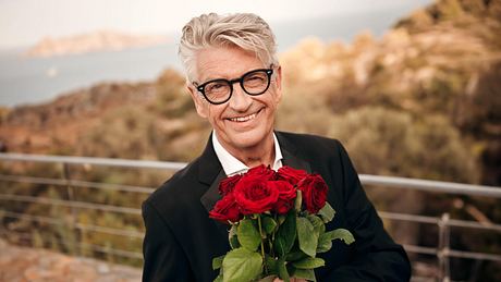 Franz Stärk hält einen Strauß Rosen in der Hand - Foto: RTL