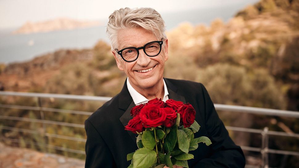 Franz Stärk hält einen Strauß Rosen in der Hand - Foto: RTL