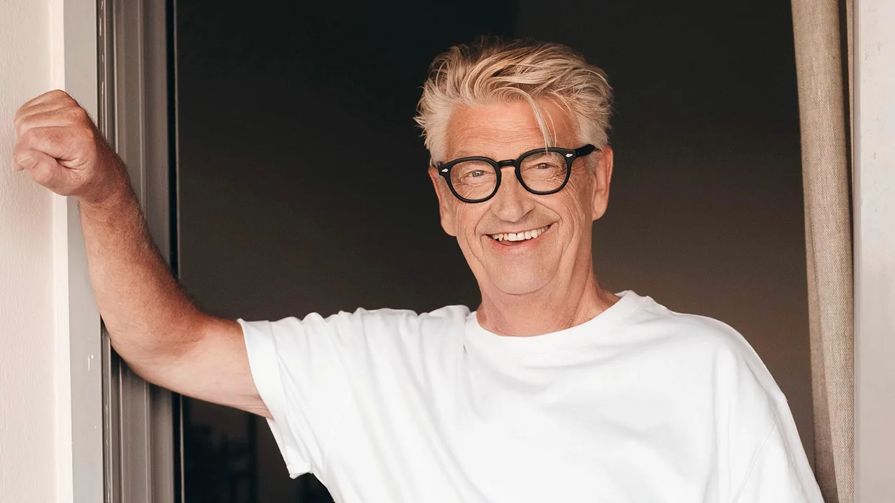 Frank Stärk Ex-Frau Golden Bachelor Franz Stärk lehnt im Türrahmen - Foto: RTL / Stephan Pick