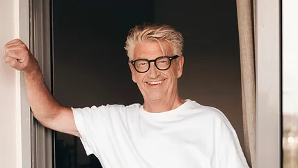Golden Bachelor Franz Stärk lehnt im Türrahmen