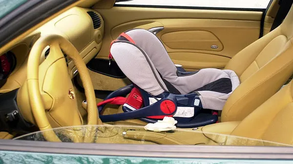Mutter lässt Kinder zur Strafe im Auto - Hitzetod!