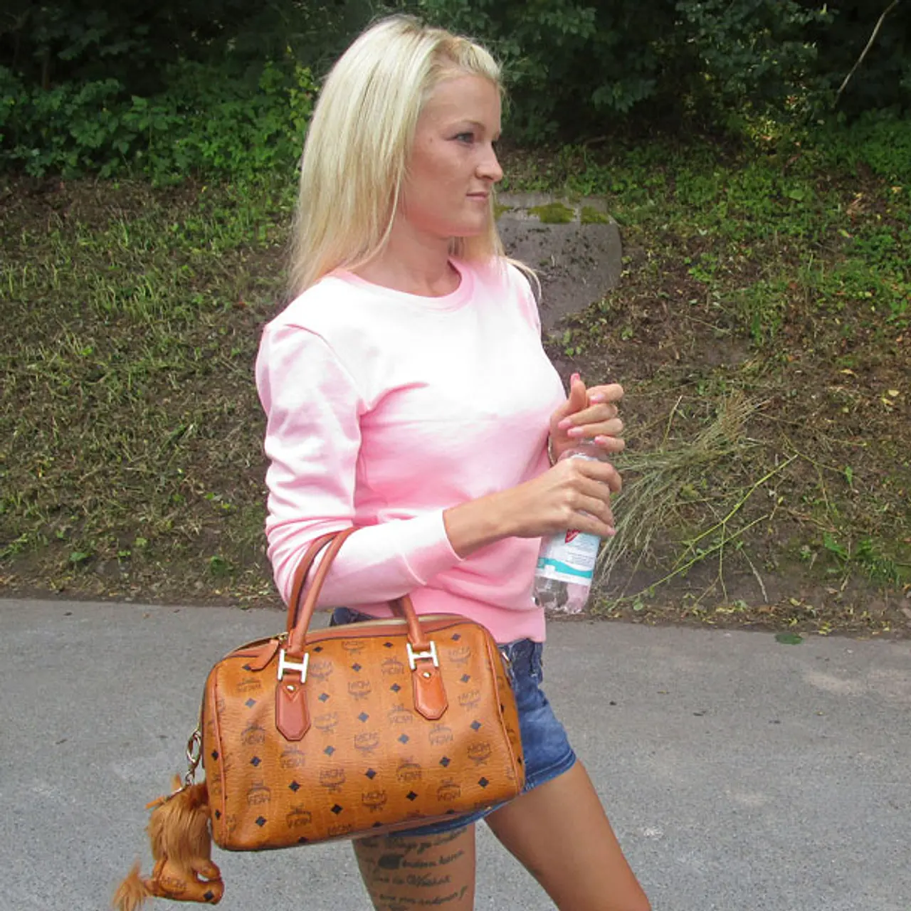 "Frauentausch": Erotik-Star RoxxyX trifft auf Jungmama Julia Frauentausch: Erotik-Star RoxxyX trifft auf Jungmama Julia - Foto: RTL II