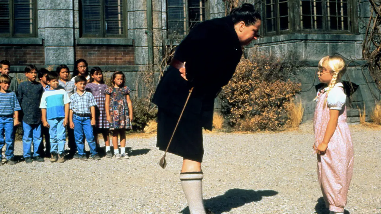 Pam Ferris als "Fräulein Knüppelkuh" in "Matilda" Pam Ferris als fiese Rektorin Fräulein Knüppelkuh in Matilda - Foto: Imago