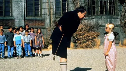 Pam Ferris als fiese Rektorin "Fräulein Knüppelkuh" in "Matilda"