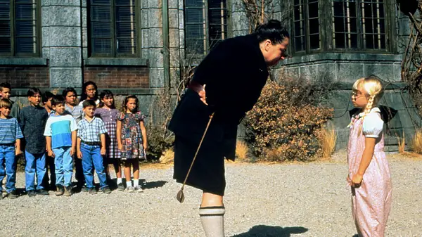 Pam Ferris als fiese Rektorin "Fräulein Knüppelkuh" in "Matilda"