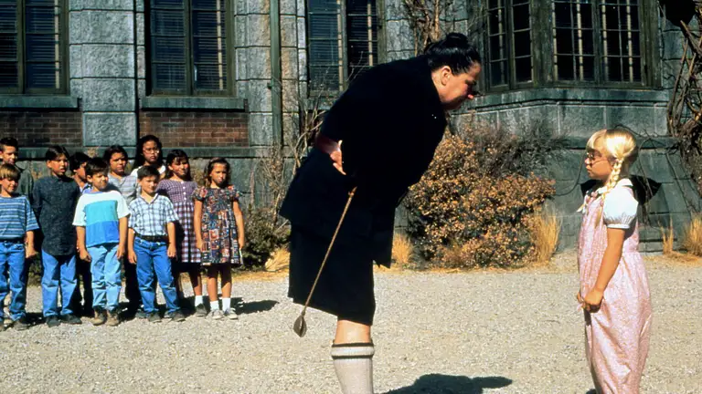 Pam Ferris als fiese Rektorin "Fräulein Knüppelkuh" in "Matilda"