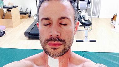 Nur ein Pflaster am Hals, doch dahinter steckt eine lebensgefährliche Verletzung - Foto: Twitter/Freddie Prince Jr.