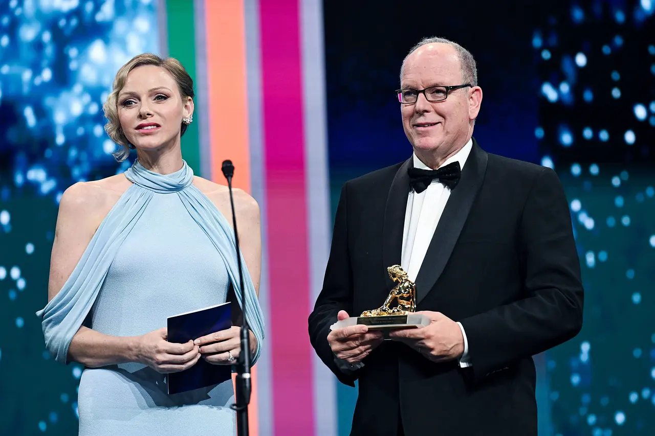 fuerst-albert-charlene-baby-imago822450181 Charlène von Monaco und Fürst Albert stehen sanft lächelnd und hübsch gekleidet nebeneinander. - Foto: IMAGO / Starface