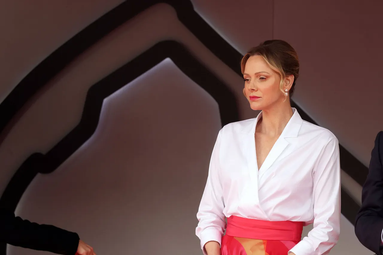 Fürstin Charlene schaut ernst in die Ferne