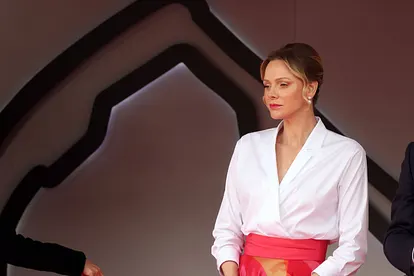 Fürstin Charlene schaut ernst in die Ferne