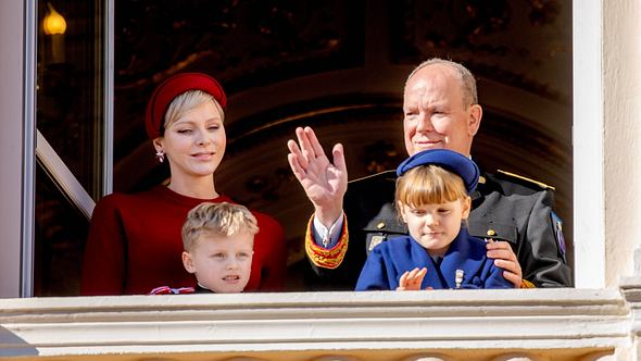 Fürst Albert & Charlène von Monaco und ihre Kinder - Foto: IMAGO / PPE