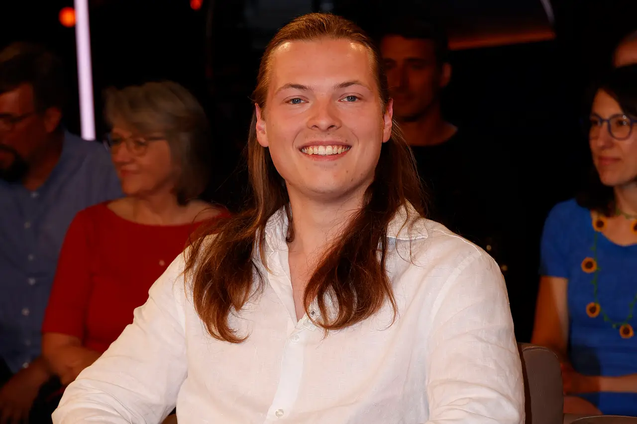 Gabriel Kelly strahlt in die Kamera. - Foto: IMAGO / Fotostand