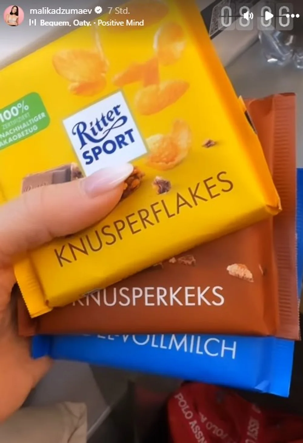 Malika freut sich über ihre Schokolade Malika freut sich über ihre Schokolade