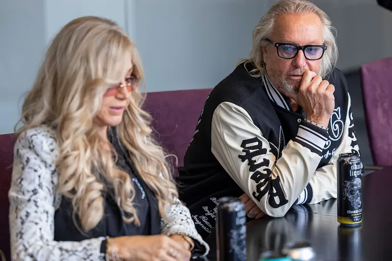 Carmen und Robert Geiss sitzen ernst und nachdenklich an einem Tisch. Sie wurden in ihrem eigenen Haus überfallen. 