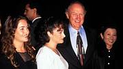 Gene Hackman & seine Töchter Leslie und Elizabeth mit Frau Betsy - Foto: IMAGO / MediaPunch