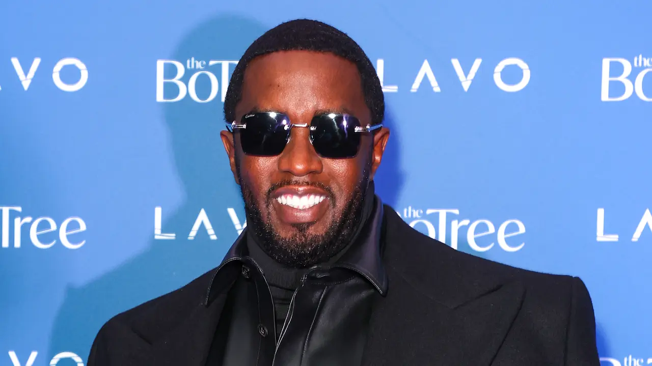 P. Diddy: Mysteriöser Fund! Dieses Beweismaterial soll jetzt alles aufklären P. Diddy lächelt - Foto: Dave Benett / Kontributor
