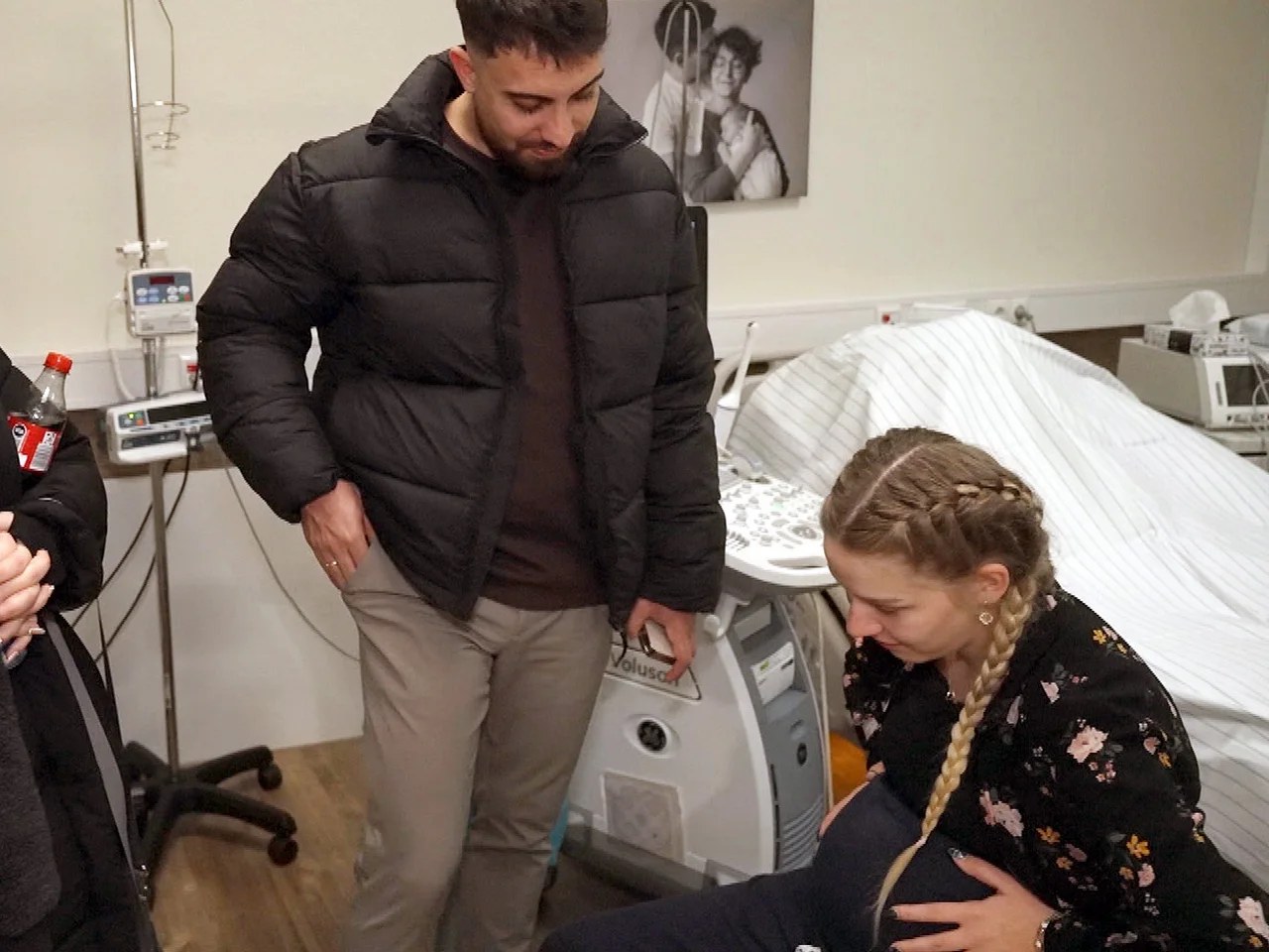 Die schwangere Loredana Wollny krümmt sich in der neuen Folge von "Die Wollnys" auf dem Krankenhausbett zusammen. 