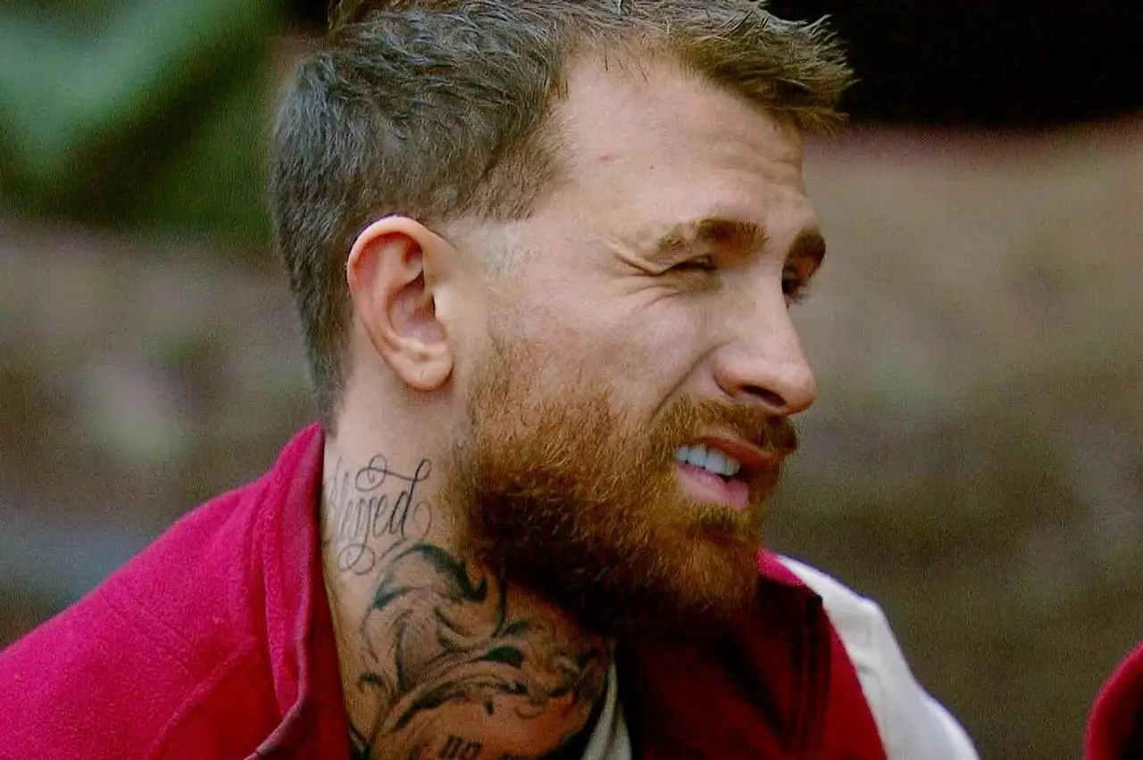 Gigi Birofio, der in Folge 4 von "Villa der Versuchung" weiter Chaos stiften wird, zwinkert in die Kamera. 