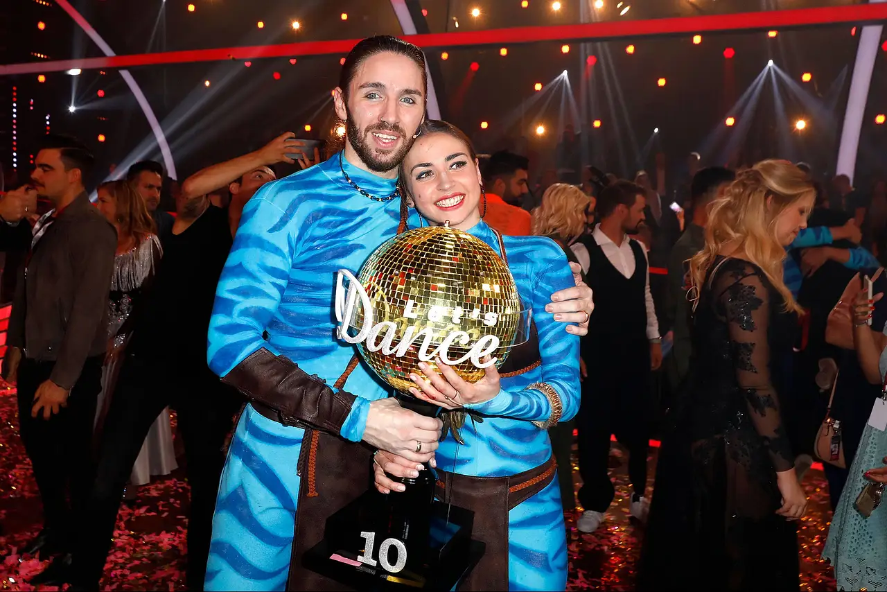 Die Gewinner Gil Ofarim und Ekaterina Leonova mit ihrem Pokal beim Finale der Let s Dance (RTL) Show am 9.06.2017 in Koeln Lets Dance RTL- Finale 12. Show der 10. Staffel am 9.06.2017 in Koeln