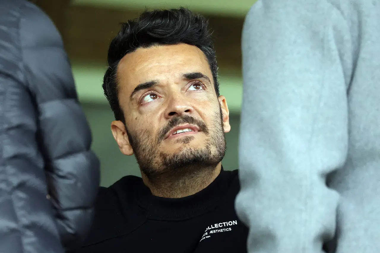 Giovanni Zarrella ist in ein Gespräch vertieft und schaut ernst.