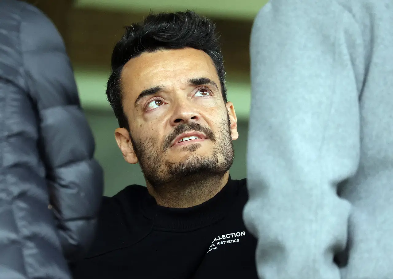 giobanni-zarrella-teuer-imago1062879112 Giovanni Zarrella ist in ein Gespräch vertieft und schaut ernst. - Foto: IMAGO / Sportfoto Rudel