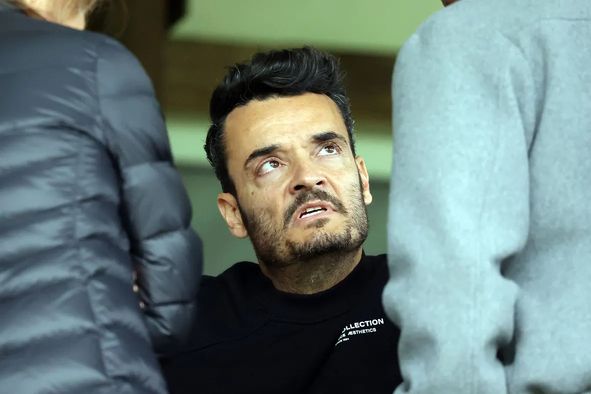 Giovanni Zarrella ist im Gespräch und schaut wütend.