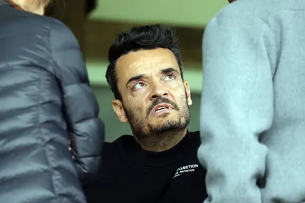 Giovanni Zarrella ist im Gespräch und schaut wütend.