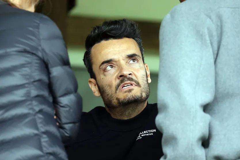 Giovanni Zarrella ist im Gespräch und schaut wütend.