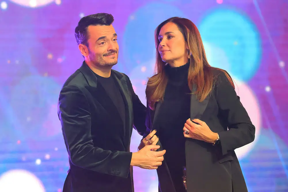 Giovanni und Jana Ina Zarella stehen nebeneinander, sie schaut ernst, er lächelt leicht.