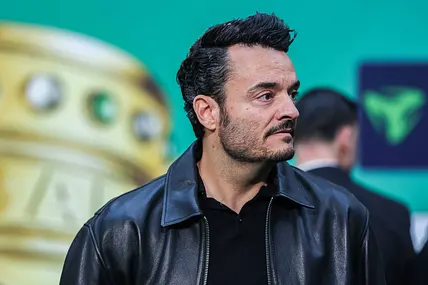 Giovanni Zarrella trägt eine schwarze Lederjacke und blickt zur Seite.