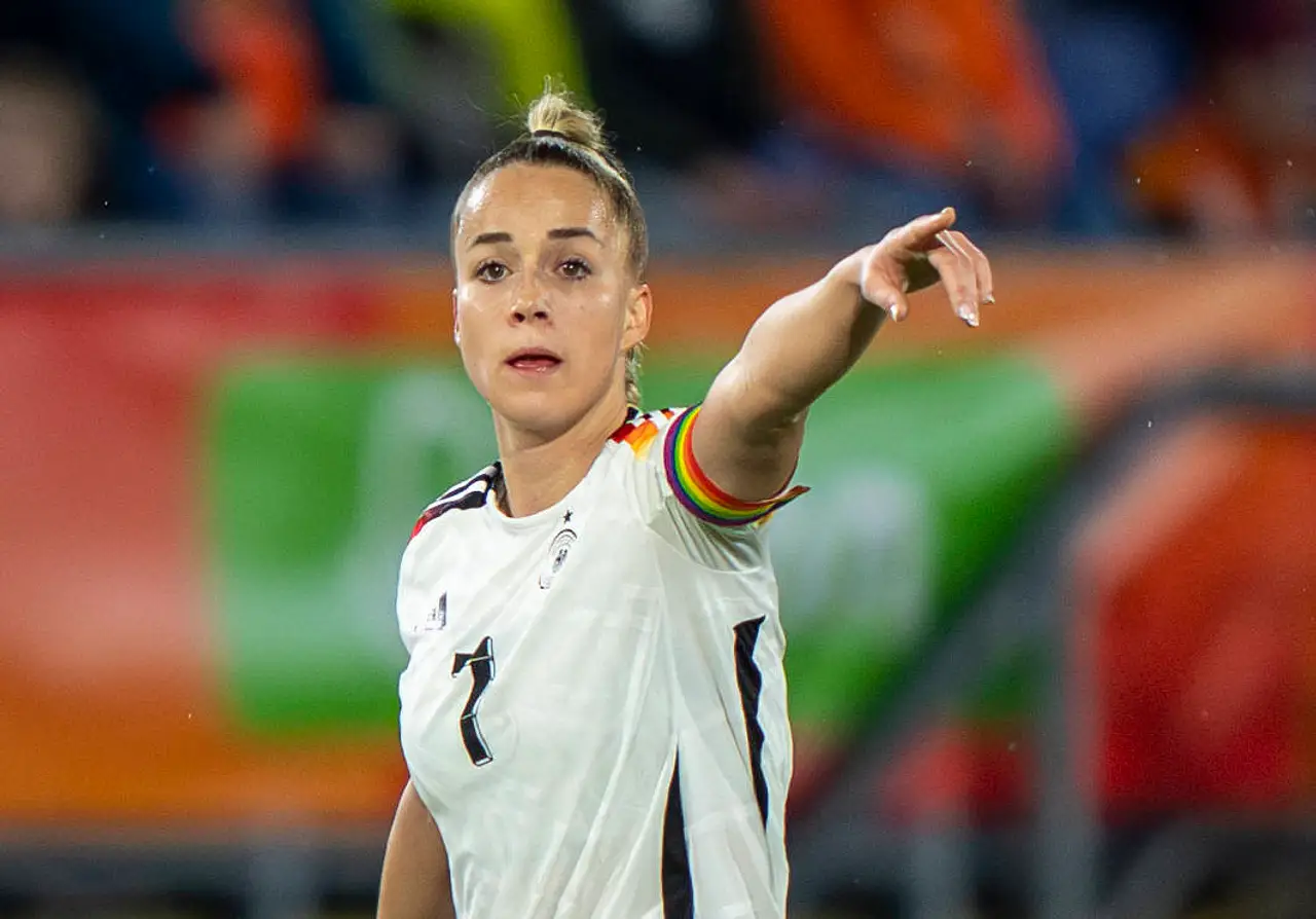 giulia-gwinn-traenen-imago1059099996 Giulia Gwinn steht im Deutschlandtrikot auf dem Platz zeigt mit dem Finger in die Ferne. - Foto: IMAGO / HMB-Media