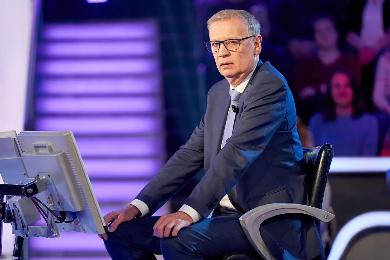 günther-jauch-ersetzt Günther Jauch sitzt auf dem Moderatorenstuhl von Wer wird Millionär? und schaut genervt. - Foto: RTL / Guido Engels