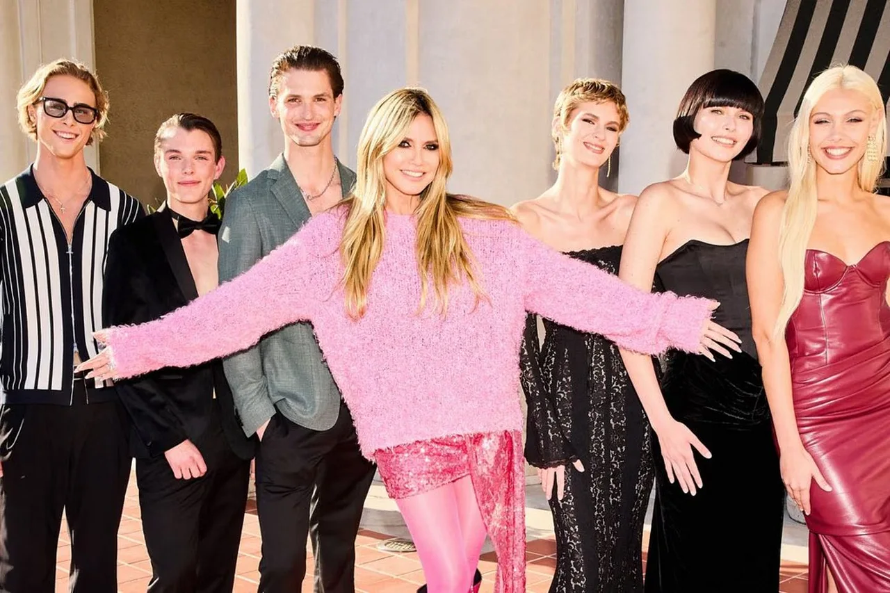 gntm-2025-finalisten-und-finalistinnen Die Germanys Next Topmodel Finalisten und Finalistinnen stehen rechts und links neben der Model-Mama Heidi. Sie haben es geschafft: Sie haben noch die Chance auf den Titel! - Foto: ProSieben / Max Montgomery