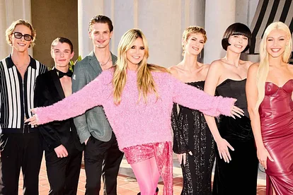 Die "Germany's Next Topmodel" Finalisten und Finalistinnen stehen rechts und links neben der Model-Mama Heidi. Sie haben es geschafft: Sie haben noch die Chance auf den Titel!