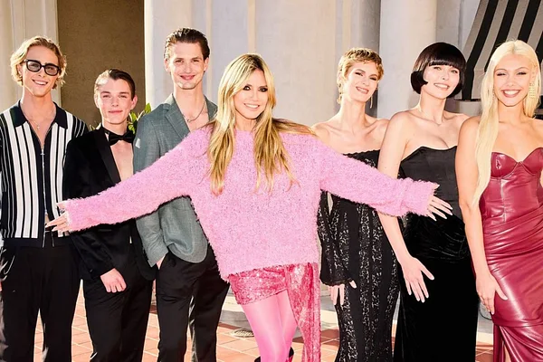 Die "Germany's Next Topmodel" Finalisten und Finalistinnen stehen rechts und links neben der Model-Mama Heidi. Sie haben es geschafft: Sie haben noch die Chance auf den Titel!