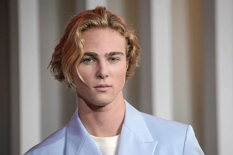 GNTM-Finalist Moritz im blauen Anzug beim Photocall der Finalisten.