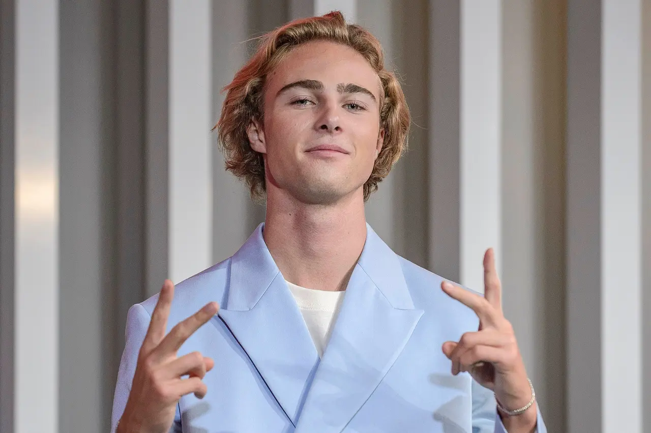 gntm-gewinner-moritz Moritz, der Gewinner von Germanys next Topmodel 2025 zeigt Peace-Zeichen in die Kamera - Foto: IMAGO / Future Image